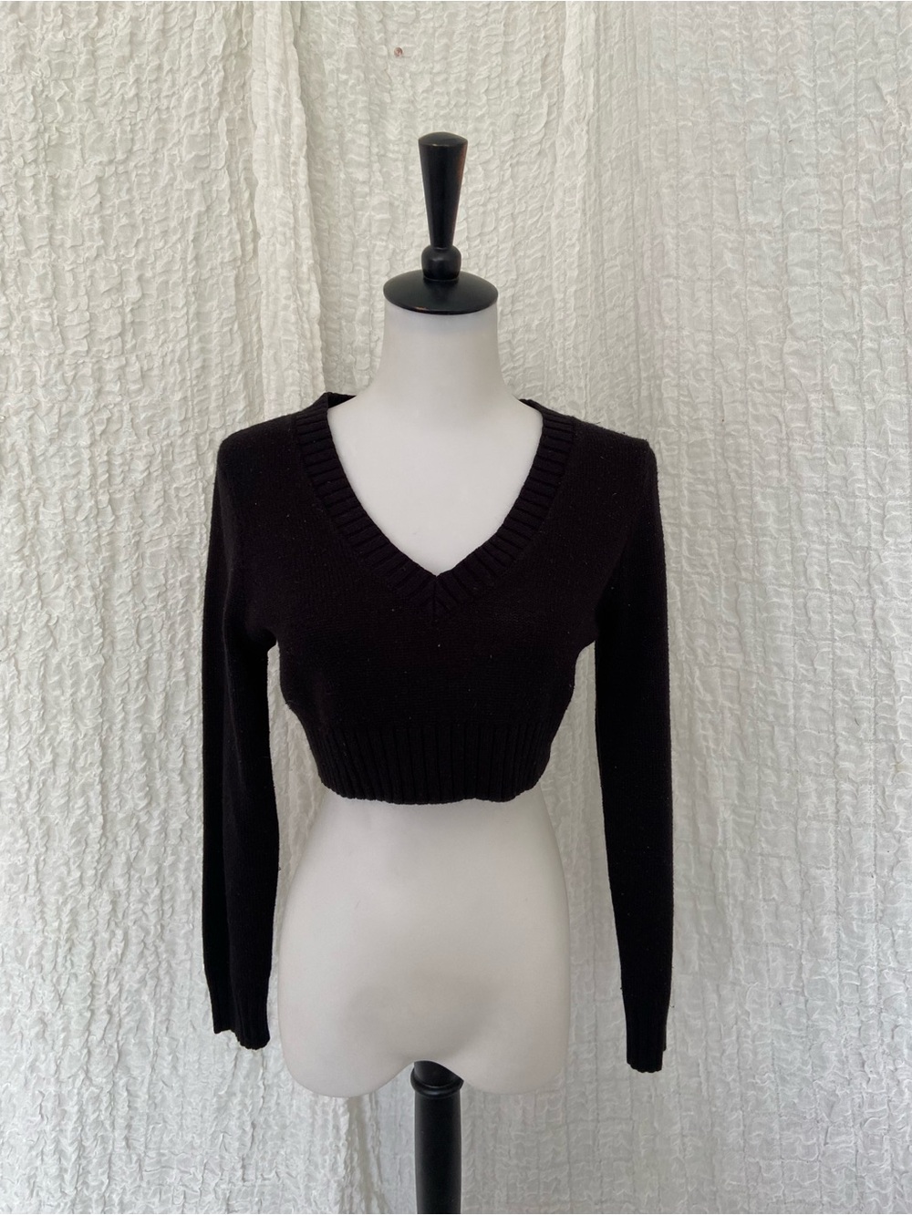 H&M Black Cropped V-Neck Knit Sweater